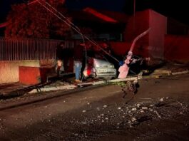 Carro derruba poste e motociclista envolvido fica em estado grave em Jesuitas