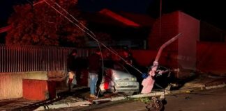 Carro derruba poste e motociclista envolvido fica em estado grave em Jesuitas