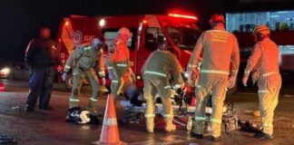 Casal fica gravemente ferido após carro bater em moto e motorista fugir sem prestar socorro na região