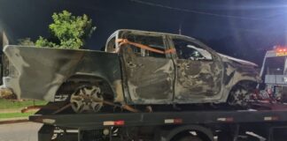 Hilux totalmente incendiada é encontrada em área rural de Santa Tereza do Oeste