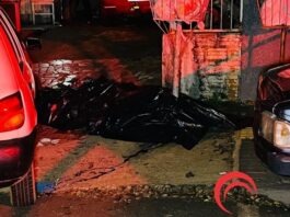 Homem é morto com tiro na cabeça em Foz do Iguaçu; suspeitos fugiram de moto