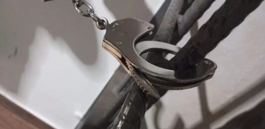 Homem é preso após agredir companheira em casa de shows e causar tumulto na delegacia em Toledo