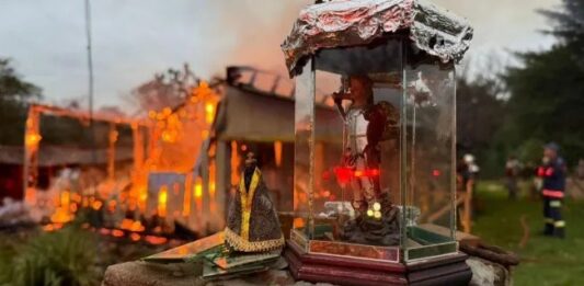 Incêndio de grandes proporções consome residência no interior de Santa Helena