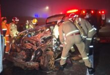 Jovem fica preso às ferragens após carro bater na traseira de ônibus na região