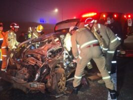 Jovem fica preso às ferragens após carro bater na traseira de ônibus na região