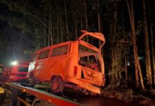 Kombi com trabalhadores capota após batida entre Mercedes e Guaíra