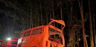 Kombi com trabalhadores capota após batida entre Mercedes e Guaíra