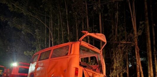 Kombi com trabalhadores capota após batida entre Mercedes e Guaíra