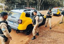 “Visita inesperada: Mulher acorda com vizinho na cama enquanto marido viaja e caso vai parar na polícia”