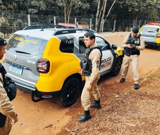 “Visita inesperada: Mulher acorda com vizinho na cama enquanto marido viaja e caso vai parar na polícia”