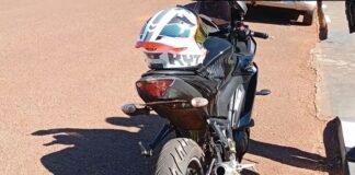 Moto com placa oculta e escapamento irregular é apreendida em Vila Nova