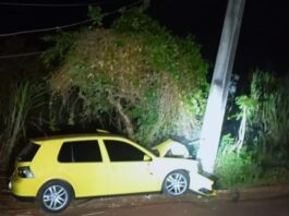 Motorista é preso após fugir da polícia e bater carro contra poste em Palotina