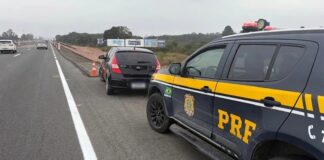 PRF apreende carro com mais de R 20 mil em multas acumuladas desde 2018 na BR-277, no Paraná.