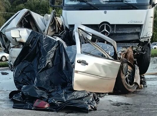 Colisão entre Gol e caminhão baú deixa três mortos e um ferido grave na BR-277 em Laranjeiras do Sul