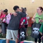 Jovens Agentes de Cidadania entregam kits de higiene a idosos abrindo o Junho Violeta