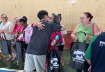 Jovens Agentes de Cidadania entregam kits de higiene a idosos abrindo o Junho Violeta
