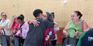 Jovens Agentes de Cidadania entregam kits de higiene a idosos abrindo o Junho Violeta