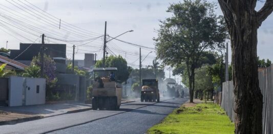 Ruas dos bairros Industrial, Gisela e Porto Alegre recebem recape asfáltico