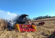 Colheitadeira pega fogo no interior de Mercedes