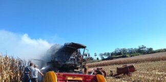 Colheitadeira pega fogo no interior de Mercedes