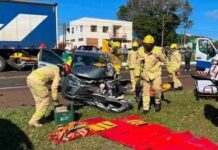 Batida entre carro e caminhão deixa quatro pessoas feridas em rodovia da região