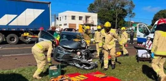 Batida entre carro e caminhão deixa quatro pessoas feridas em rodovia da região