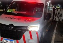Caminhão carregado com frango congelado tomba no Trevo Cataratas