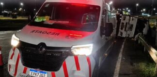 Caminhão carregado com frango congelado tomba no Trevo Cataratas