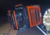 Uma carreta carregada com soja tombou na noite de ontem , na BR-163, nas proximidades do distrito de Sede Alvorada, em Cascavel.