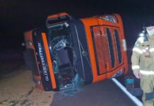 Uma carreta carregada com soja tombou na noite de ontem , na BR-163, nas proximidades do distrito de Sede Alvorada, em Cascavel.