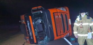 Uma carreta carregada com soja tombou na noite de ontem , na BR-163, nas proximidades do distrito de Sede Alvorada, em Cascavel.