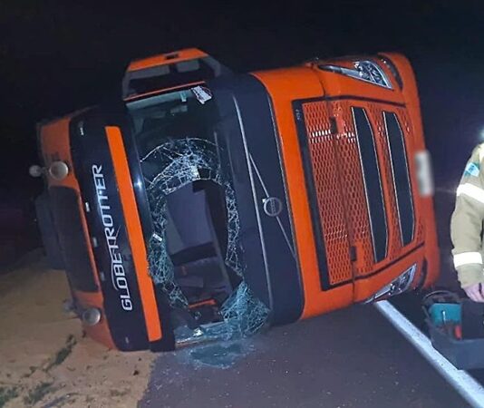 Uma carreta carregada com soja tombou na noite de ontem , na BR-163, nas proximidades do distrito de Sede Alvorada, em Cascavel.