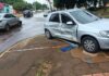 Colisão entre carros lança veículo sobre a calçada na região central de Toledo