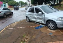 Colisão entre carros lança veículo sobre a calçada na região central de Toledo