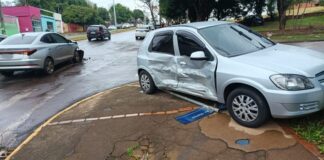 Colisão entre carros lança veículo sobre a calçada na região central de Toledo