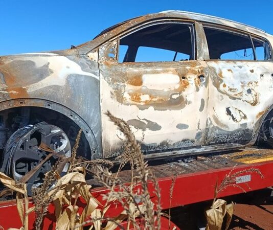 Kia Sportage tomado de assalto em semáforo da Cirne Lima é encontrado incendiado em área rural de Toledo
