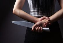 Mulher é ferida ao conter golpe de faca da irmã em festa de aniversário, em Toledo