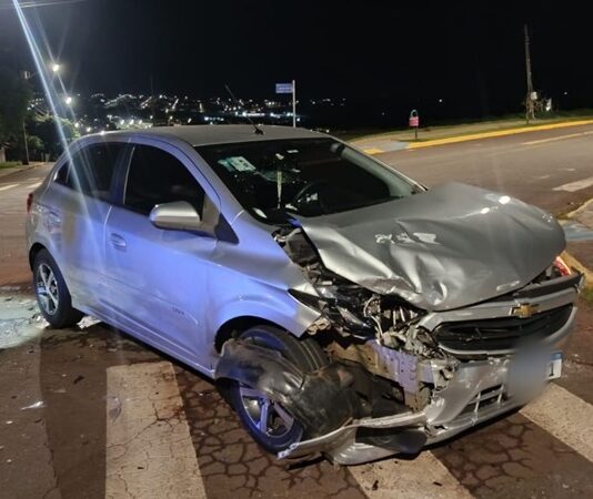 Onix e Corolla Cross colidem em cruzamento no Jardim Pancera, em Toledo