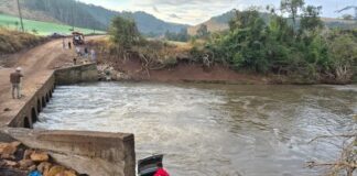 Pai que dirigia carro que caiu em rio é investigado por suspeita de embriaguez