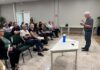 Pessoas idosas participam de curso básico de utilização de smartphone