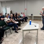 Pessoas idosas participam de curso básico de utilização de smartphone
