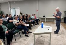 Pessoas idosas participam de curso básico de utilização de smartphone