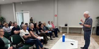 Pessoas idosas participam de curso básico de utilização de smartphone