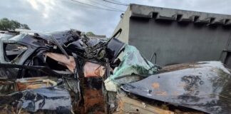 Polícia trata como homicídio culposo morte de jovens em batida de carro que levava dez pessoas no PR