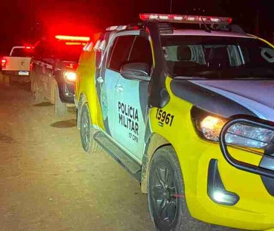 Seis homens armados invadem casa, rendem casal e roubam carro