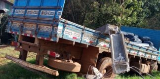 Trabalhador morre eletrocutado após caminhão desgovernado atingir postes durante carregamento de silagem