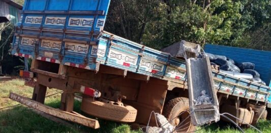 Trabalhador morre eletrocutado após caminhão desgovernado atingir postes durante carregamento de silagem