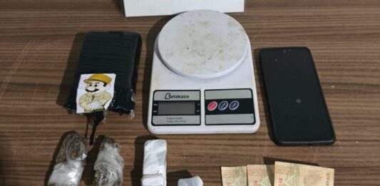 Traficante joga maconha na rua durante fuga da PM e acaba preso após perseguição no Jardim Porto Alegre