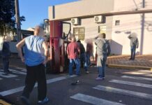 Três mulheres ficam feridas em colisão seguida de tombamento na Vila Pioneiro, em Toledo