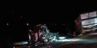 Colisão frontal entre carreta e ônibus resulta em 21 mortos e rodovia ainda está bloqueada no Paraná